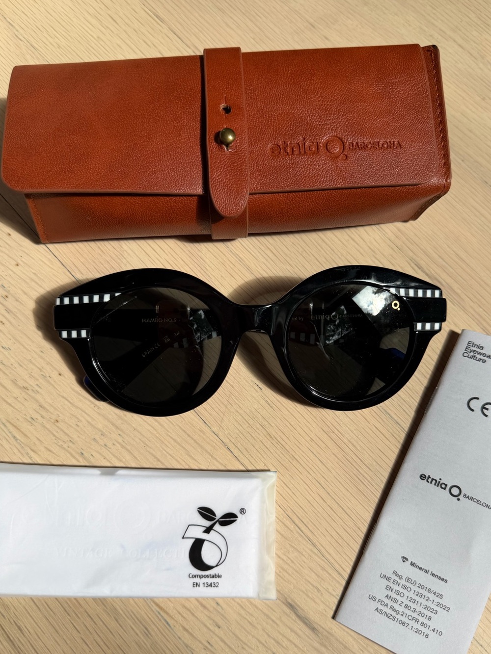 Etina Barcelona - Black Round Sunglasses with Striped Detail - With Case